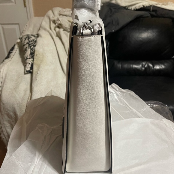 DKNY Bond North South Tote Bag White/black. Item # R94bzf35. BNWT!! - Picture 3 of 7